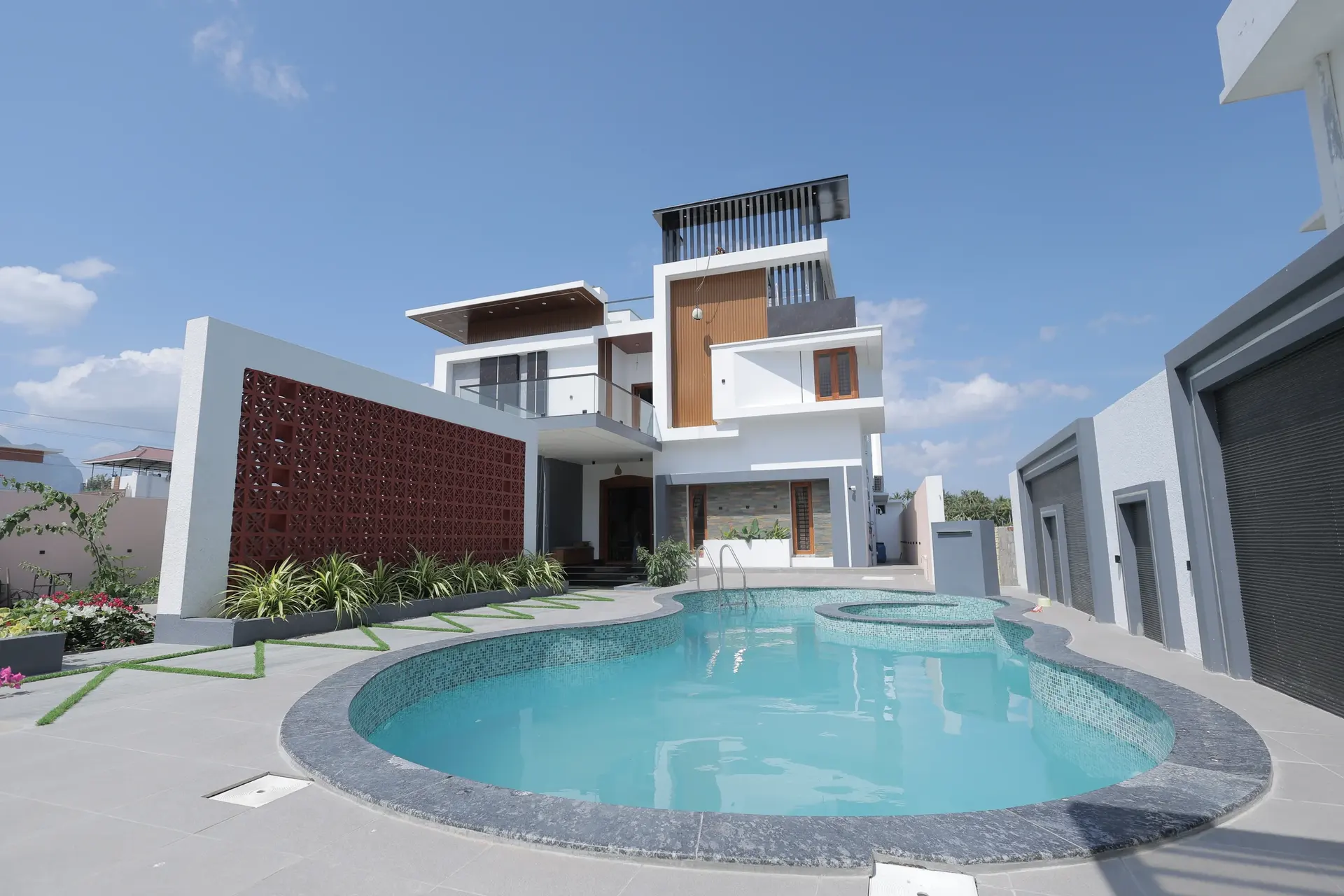 Pool Court Residence